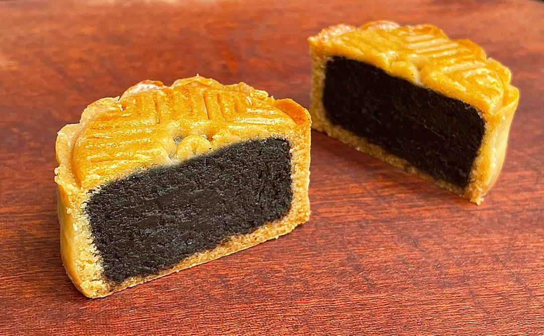 黑芝麻馅月饼