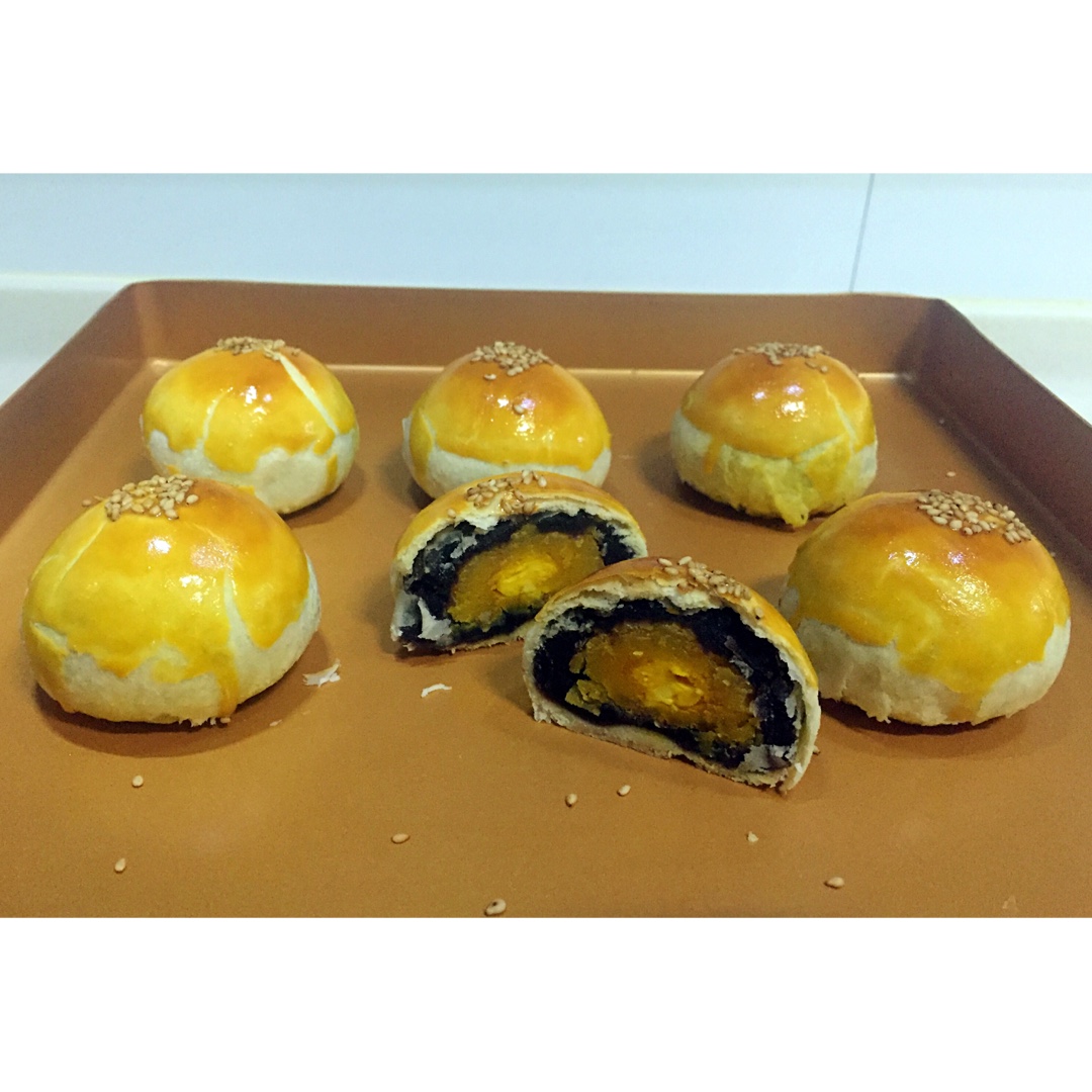 蛋黄酥 Danhuangsu