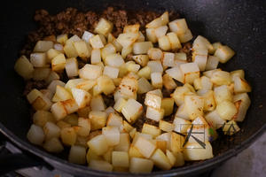 【多汁麻辣牛肉末烧土豆】-15分钟搞定的下饭菜的做法 步骤9