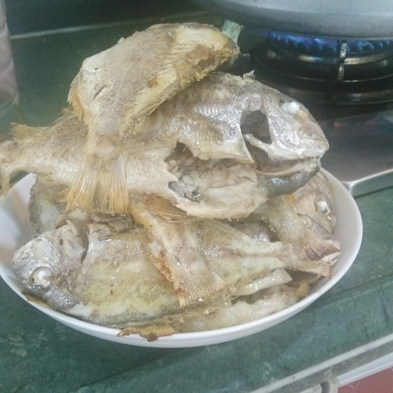 小妮子在厨房各种瞎折腾