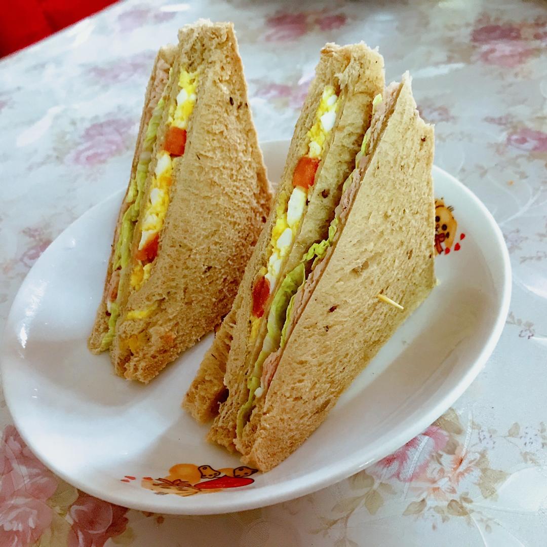 金枪鱼鸡蛋沙拉三明治