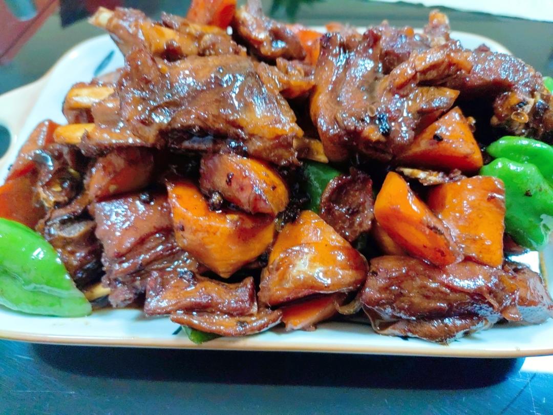 酥而不腻的红烧羊排