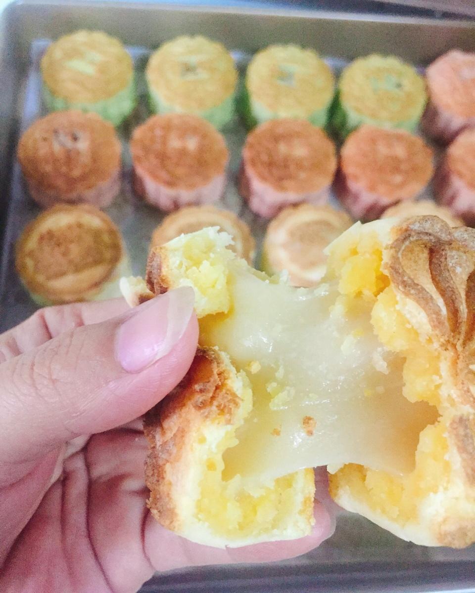 奶黄拉丝月饼—麻薯奶黄馅配上像曲奇般的饼皮，炒鸡好吃