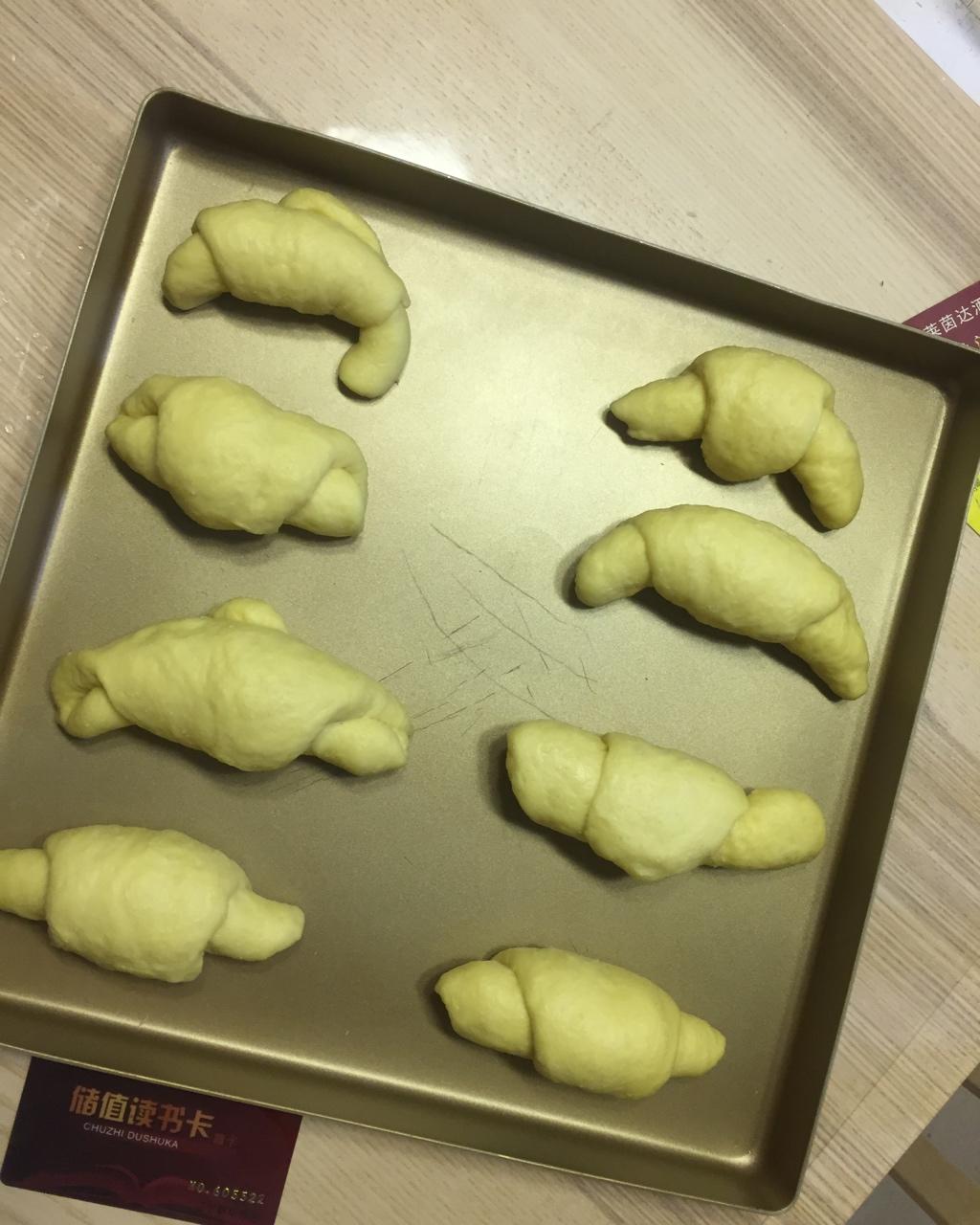 不用揉也可以出膜，神一样方子。
  火腿面包，超软