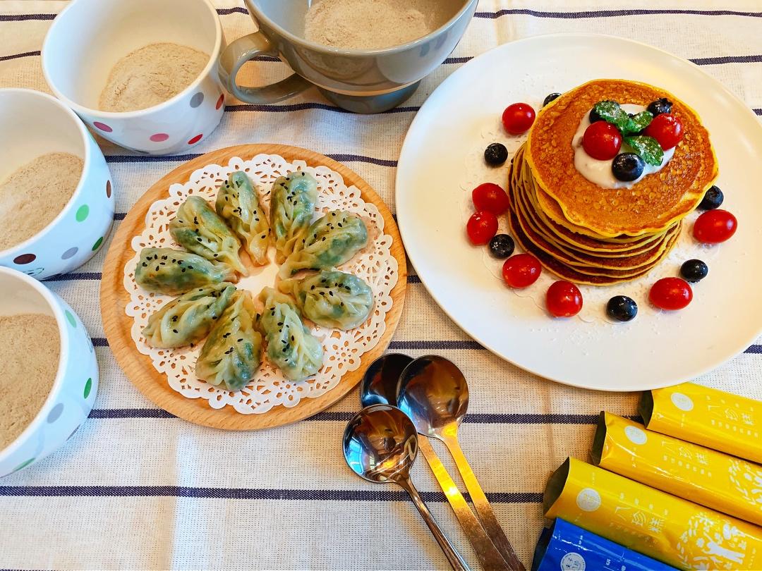 【酸奶松饼yogurt pancake】，搭上黑莓果酱和枫糖的美味。