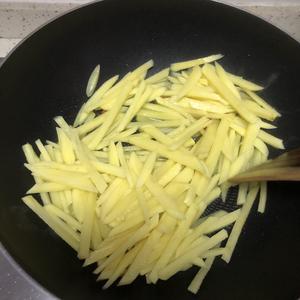 酸辣脆爽的酸辣土豆丝做法的做法 步骤3