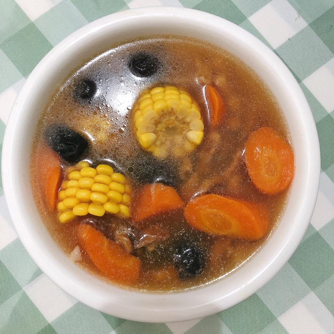 胡萝卜玉米排骨汤