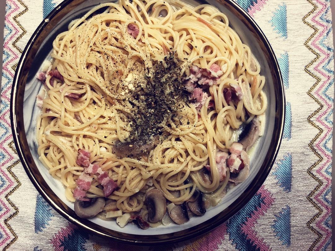 白蘑菇奶油培根意面