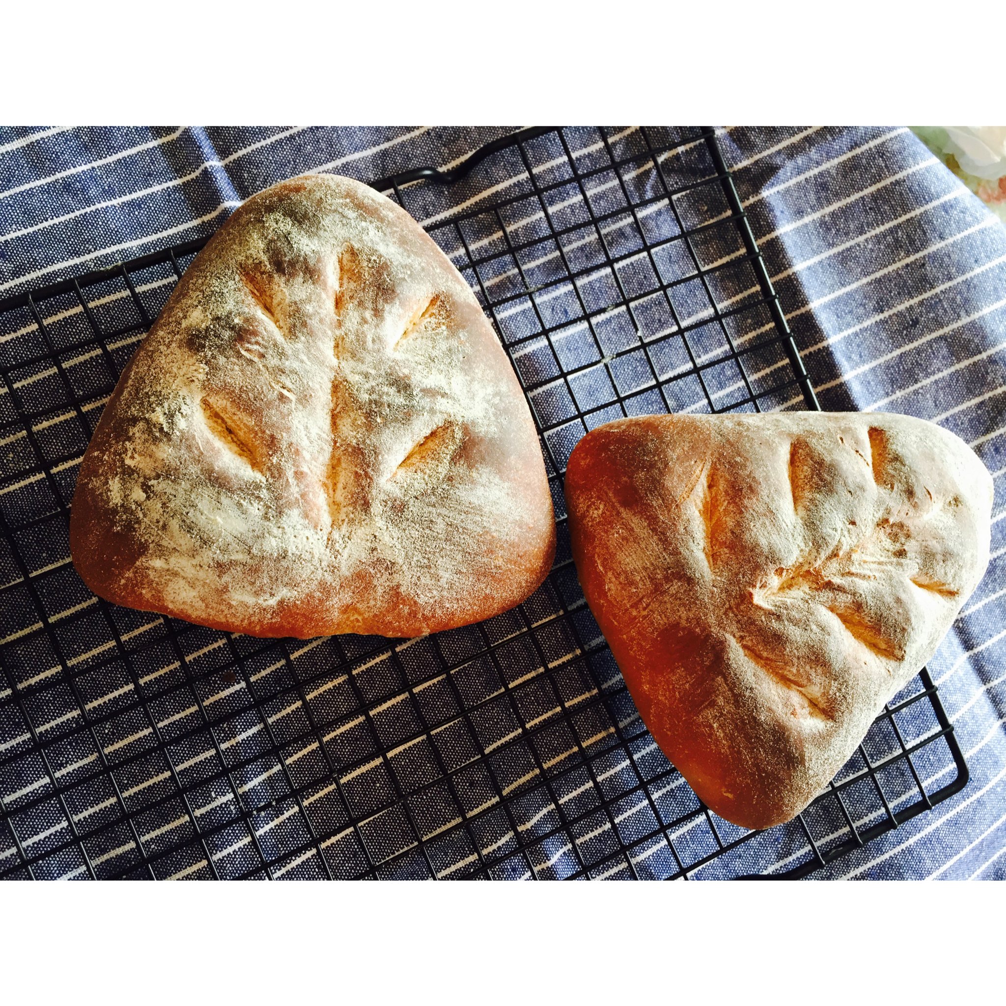 优雅蓝莓牛奶面包