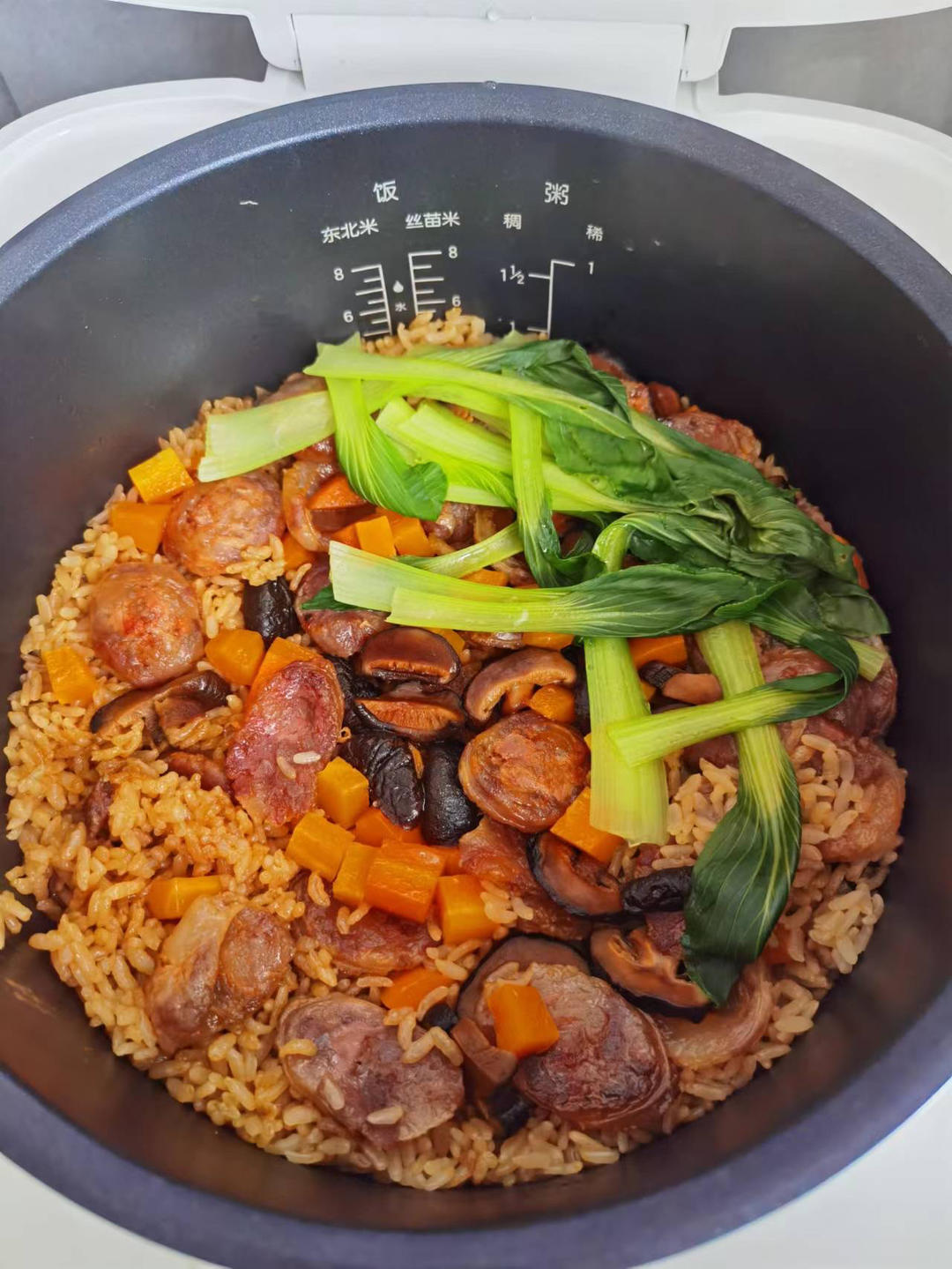 颗粒分明 好吃又简单的腊肠香茹焖饭（电饭锅版）