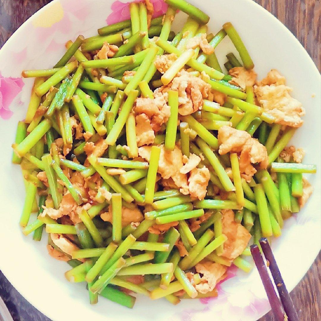 春季蒜苔真便宜，我家一直这样做，不加鸡蛋不放肉，比用肉炒还香