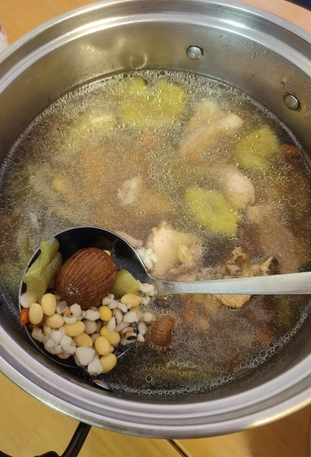 夏季到，广东经典的降火靓汤要开始啦‼️苦瓜黄豆芽排骨汤