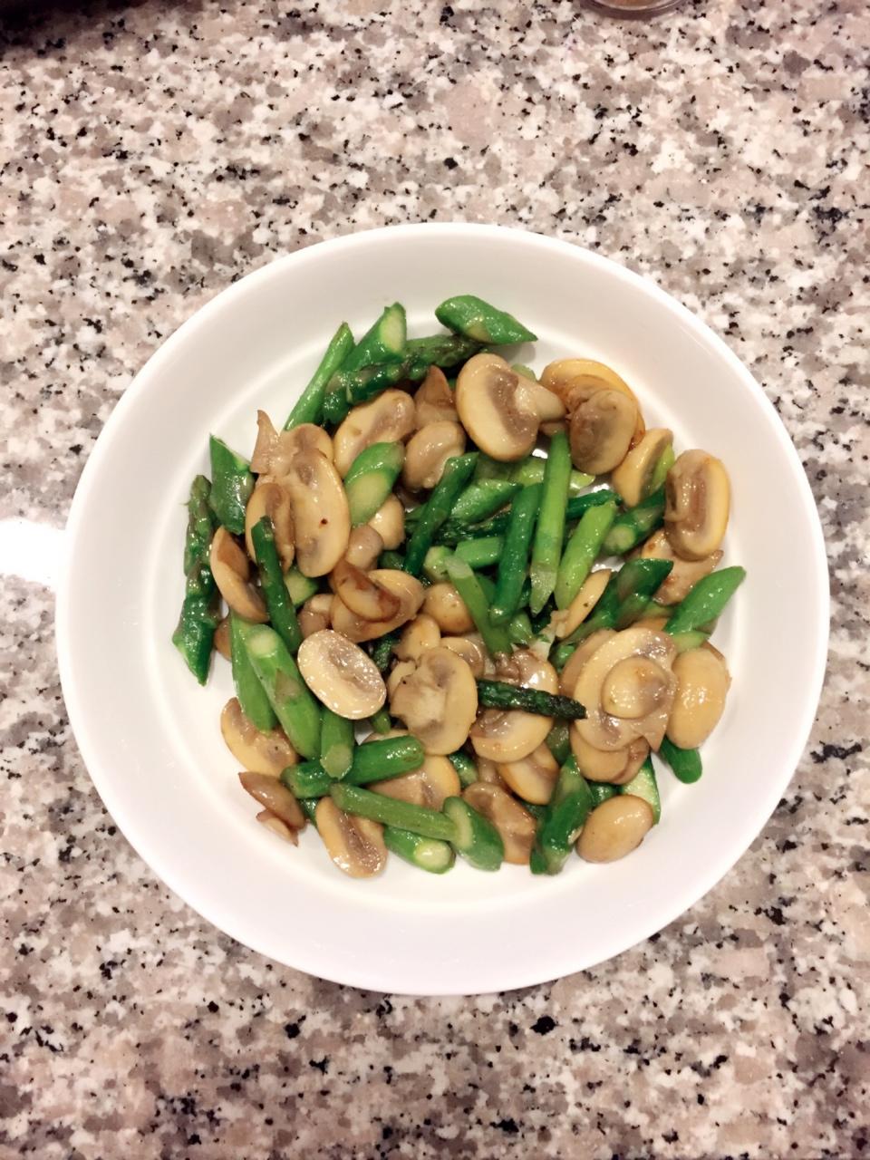 caroline骄做的芦笋炒蘑菇