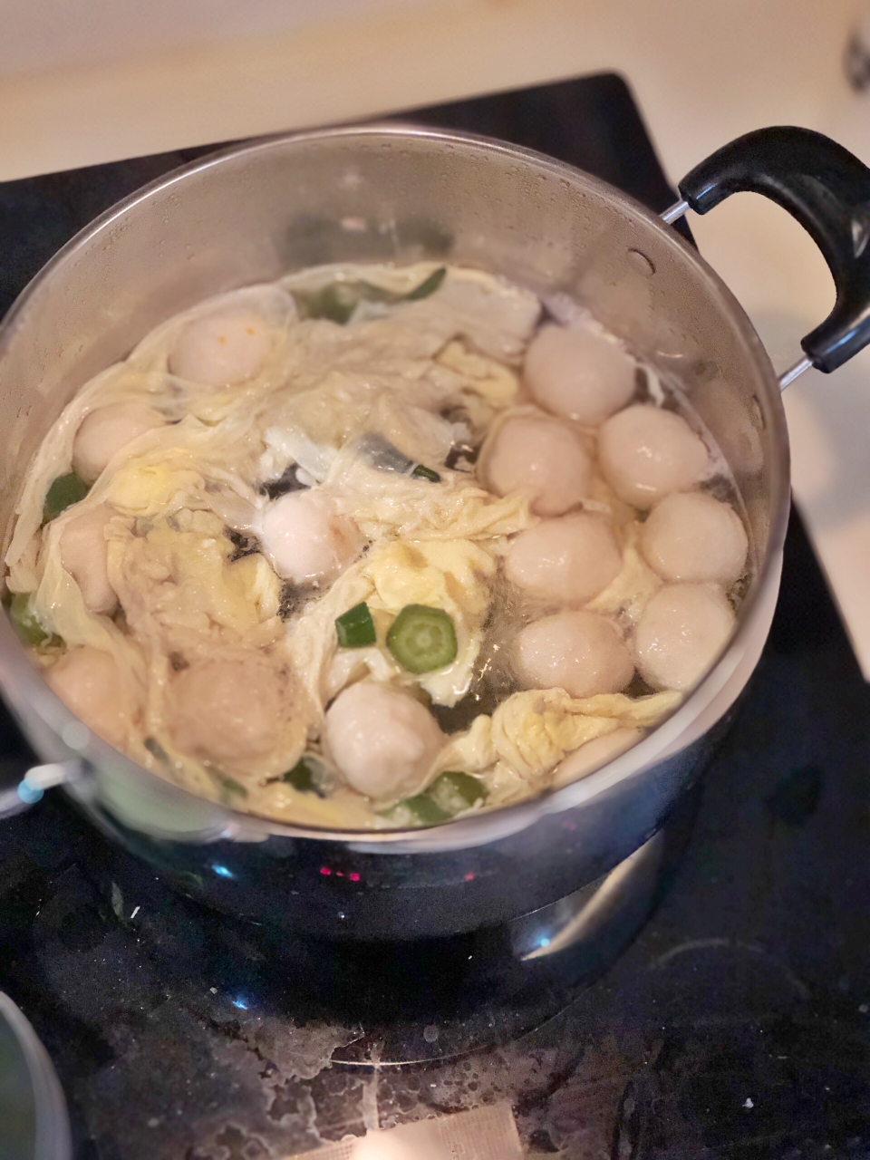 超养颜补肾的秋葵鱼丸汤的做法 步骤4