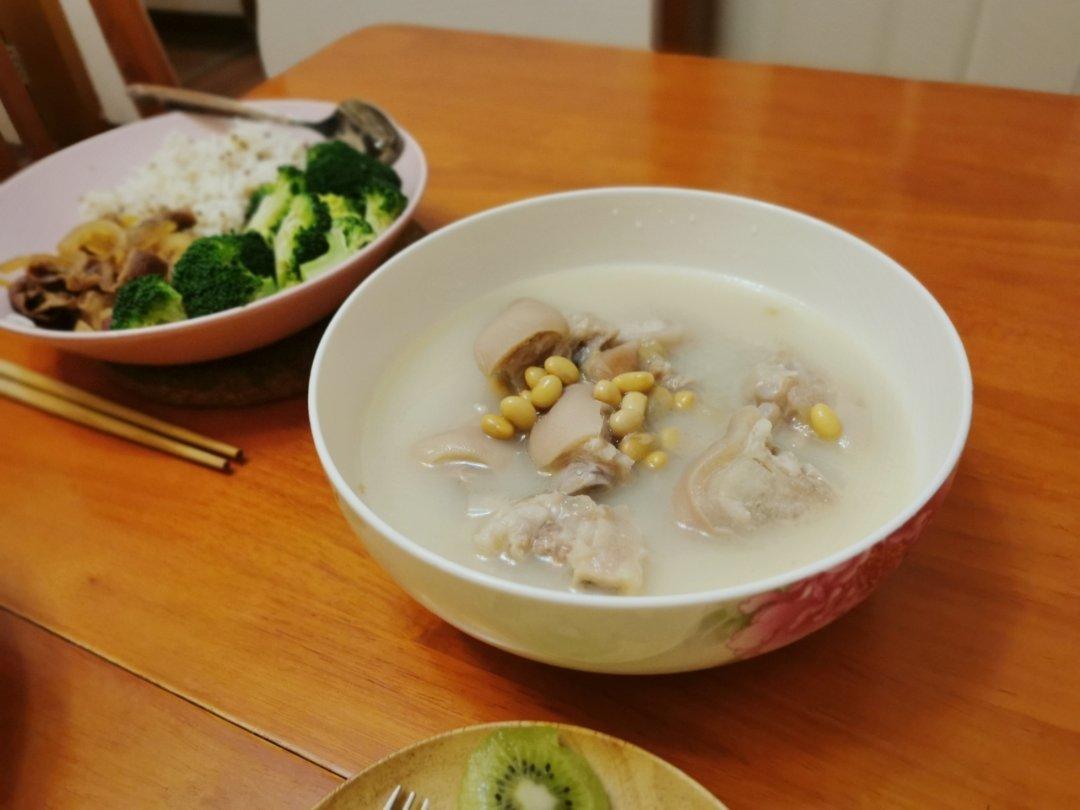 黄豆花生猪脚汤