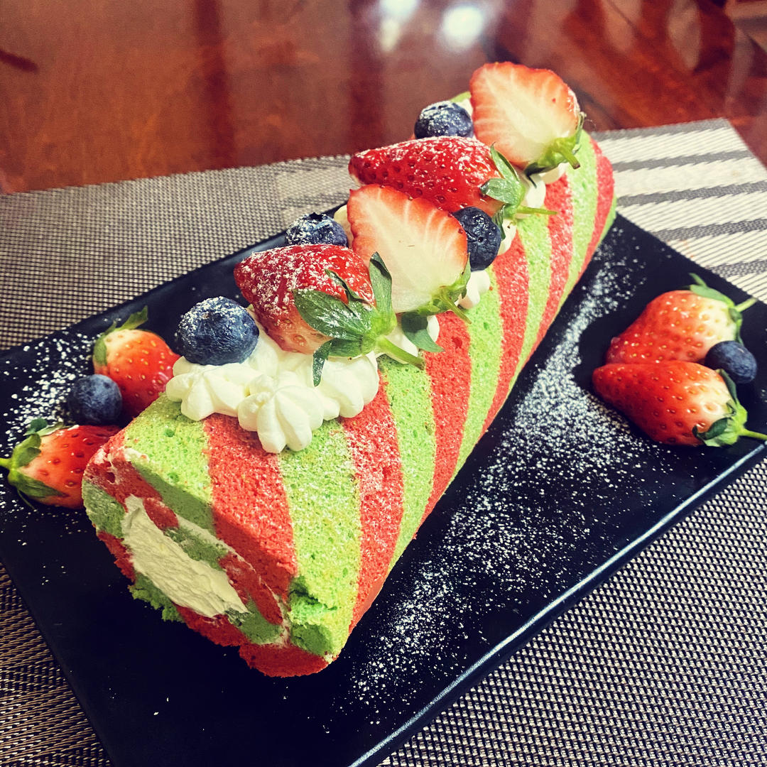 抹茶和红丝绒的圣诞蛋糕卷