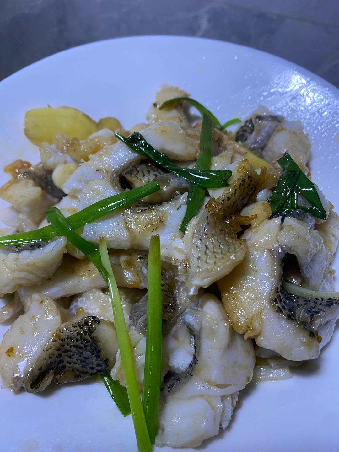 鲈鱼两吃（葱姜蒜炒鲈鱼）