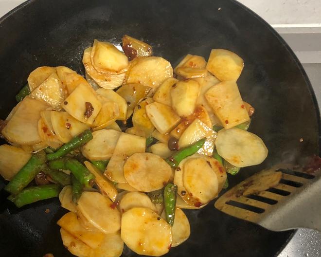 家庭版香辣🥔腊肉土豆片的做法