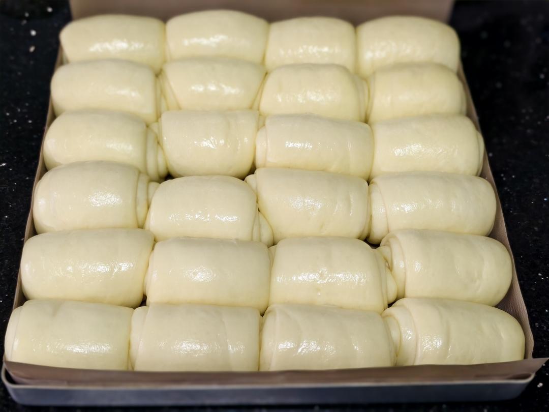 超软淡奶油小面包（餐包），一次发酵柔软拉丝，消耗淡奶油，持久柔软隔天不变硬