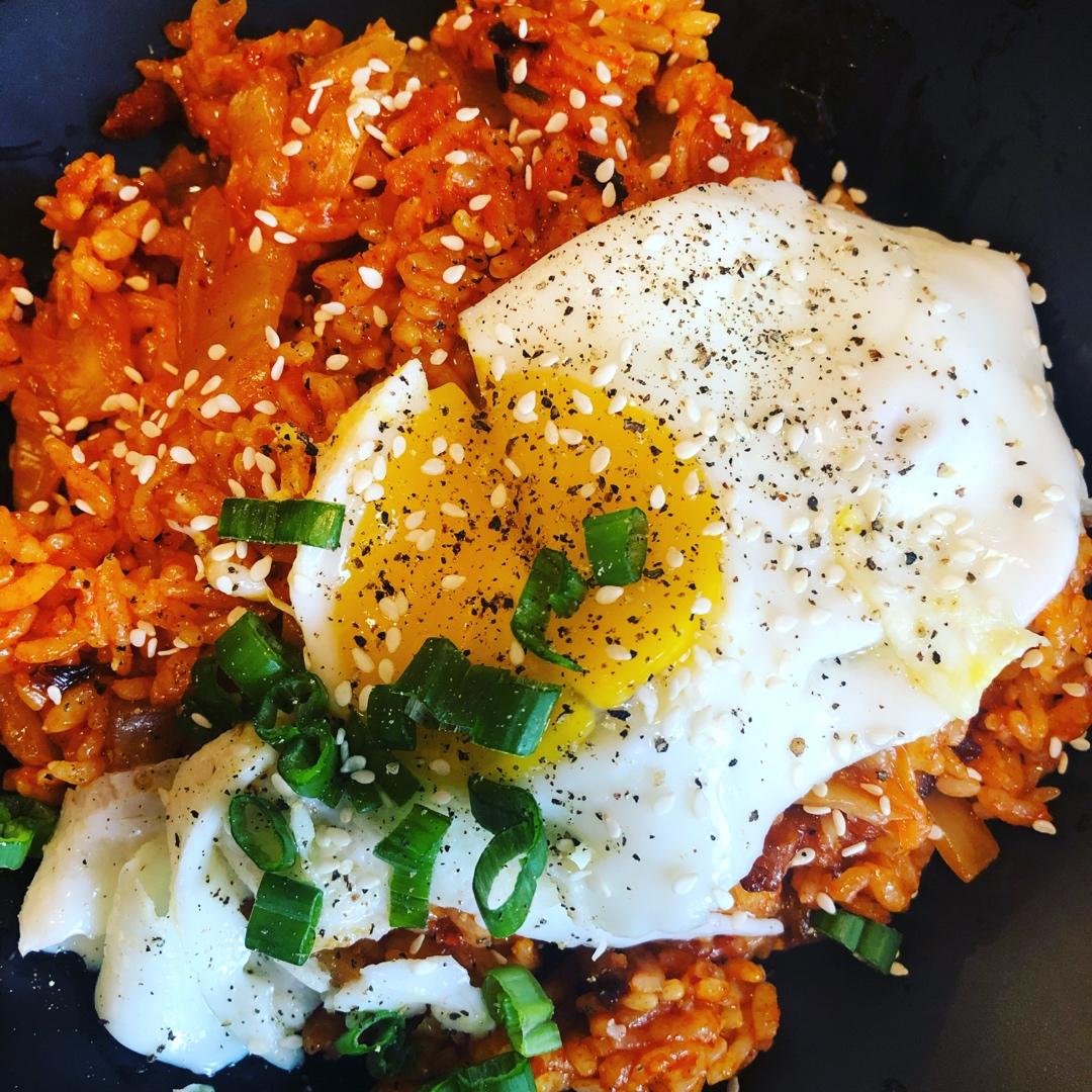 好吃易做的韩式料理 泡菜五花肉炒饭