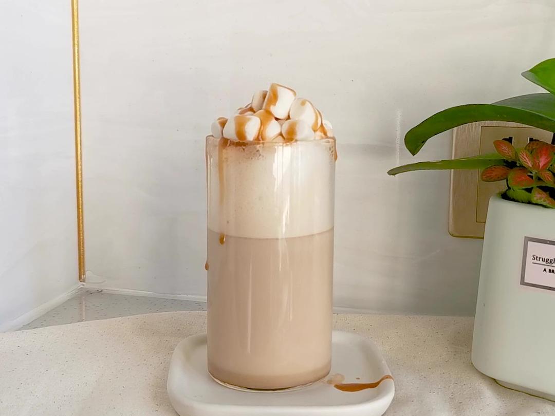 焦糖棉云拿铁 | 简易版焦糖玛奇朵的做法