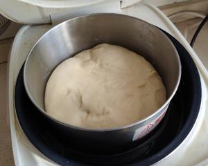 红豆吐司面包，200瓦超小功率打蛋器揉面，无发酵箱的做法 步骤2