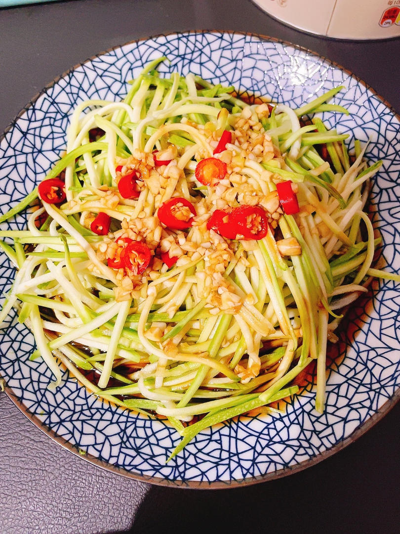 【嗷呜】不开火就能吃上的凉拌西葫芦丝