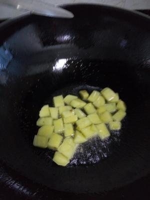 咖喱土豆盖浇面的做法 步骤3
