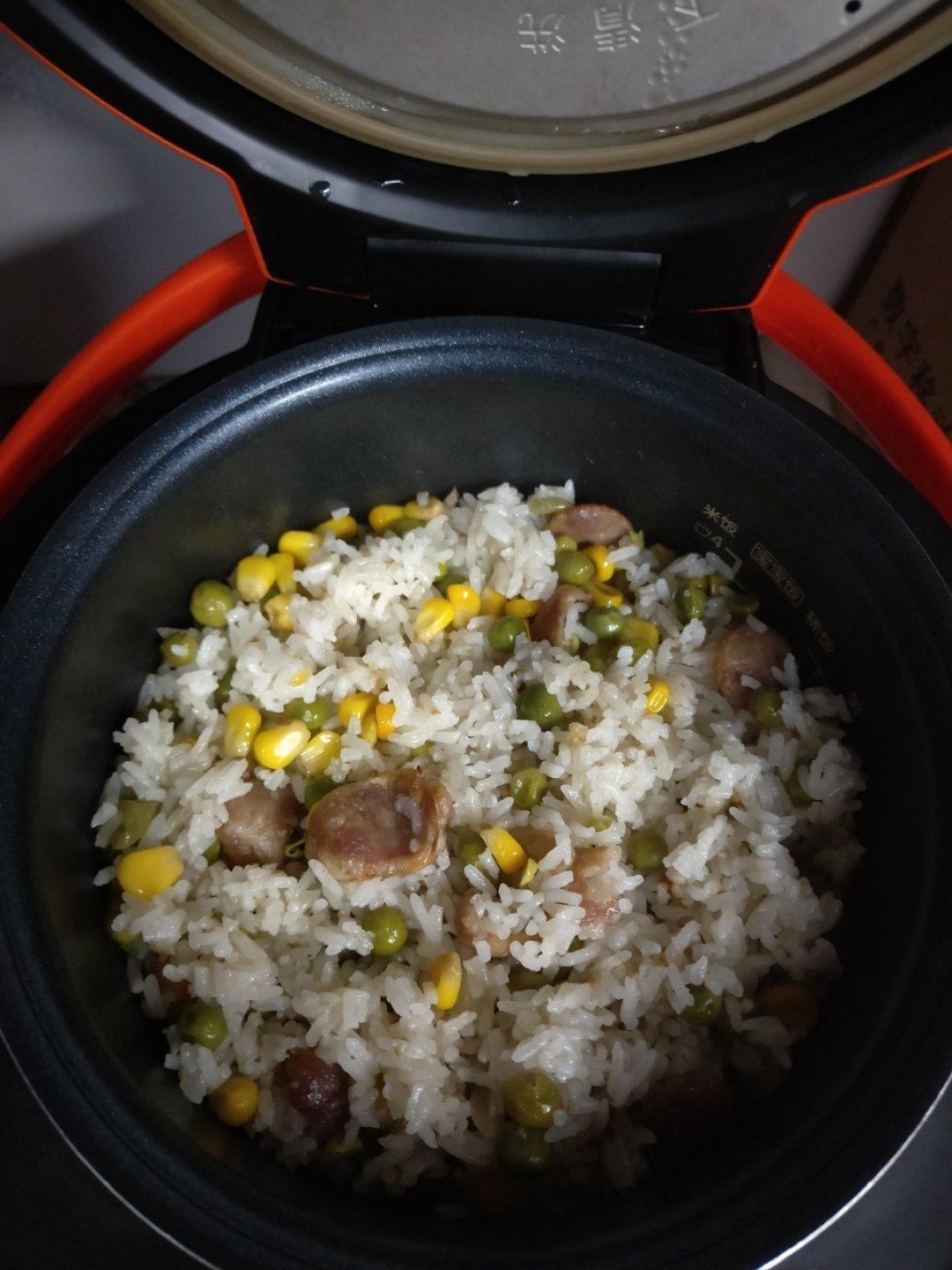 电饭锅焖饭征服了两个男人