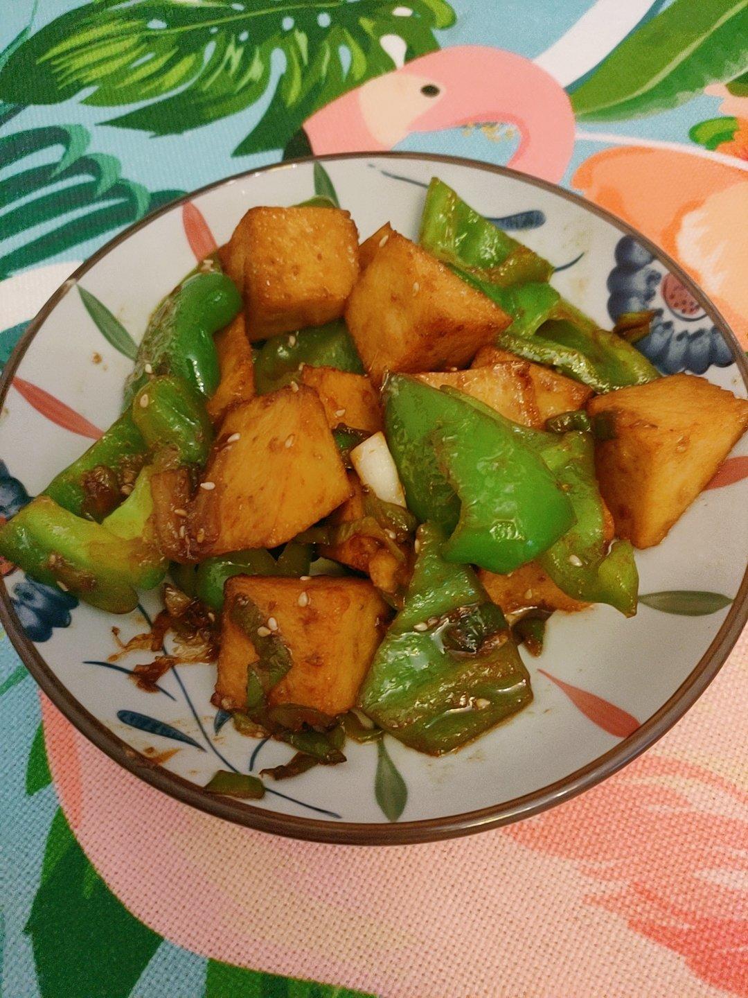 鱼豆腐炒青椒胡萝卜片