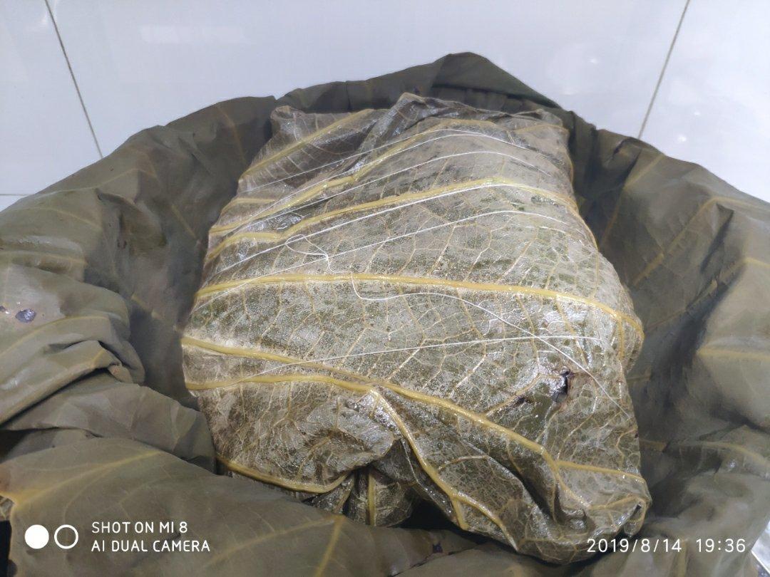 鲜嫩多汁的荷叶蒸鸡