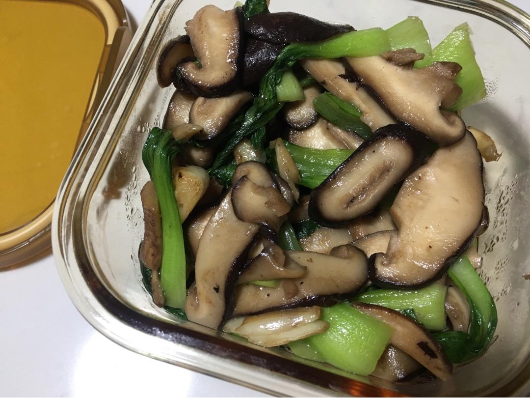 超级萌的香菇炒青菜仔