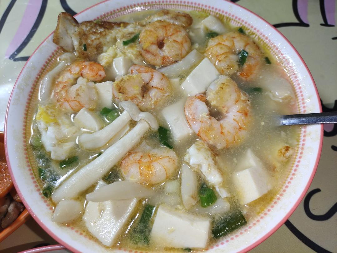 鲜虾菌菇豆腐汤