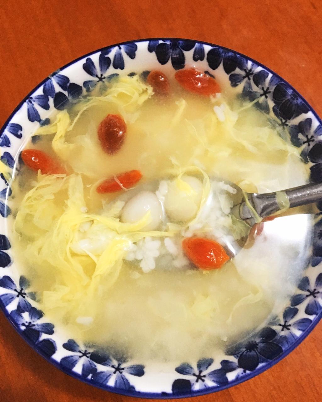 如何快速搓小汤圆且汤圆堆放在一起相互之间不粘连？