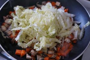 日式白菜菌菇蛋包饭的做法 步骤2