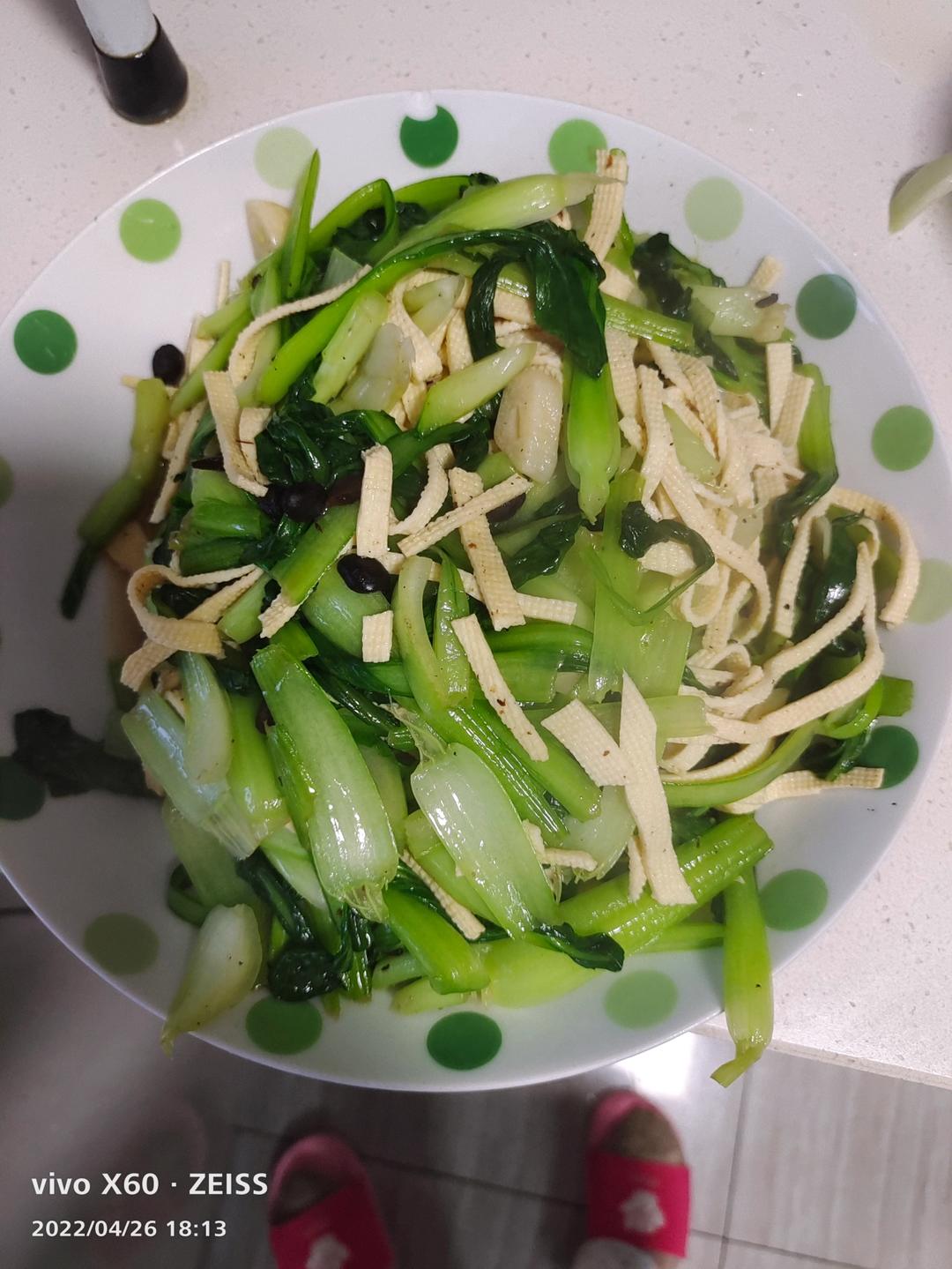 鸡毛菜炒千张-简单易做又好吃的素菜，快点来！