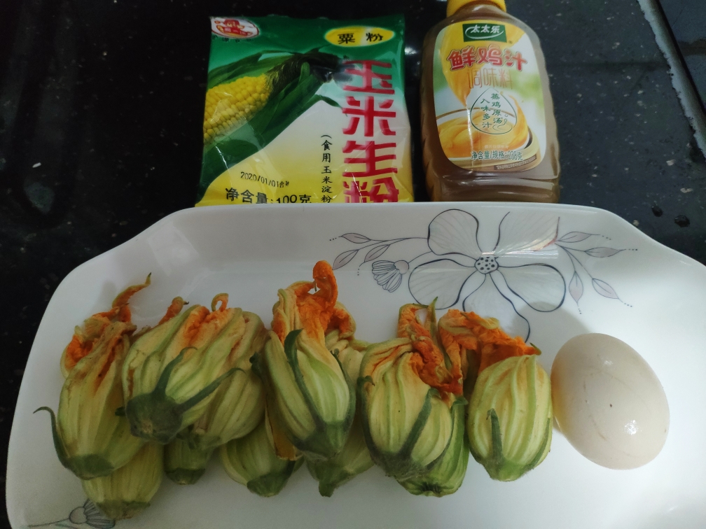 食出鸡腿味的炸南瓜花一太太乐鲜鸡汁快手菜的做法 步骤1