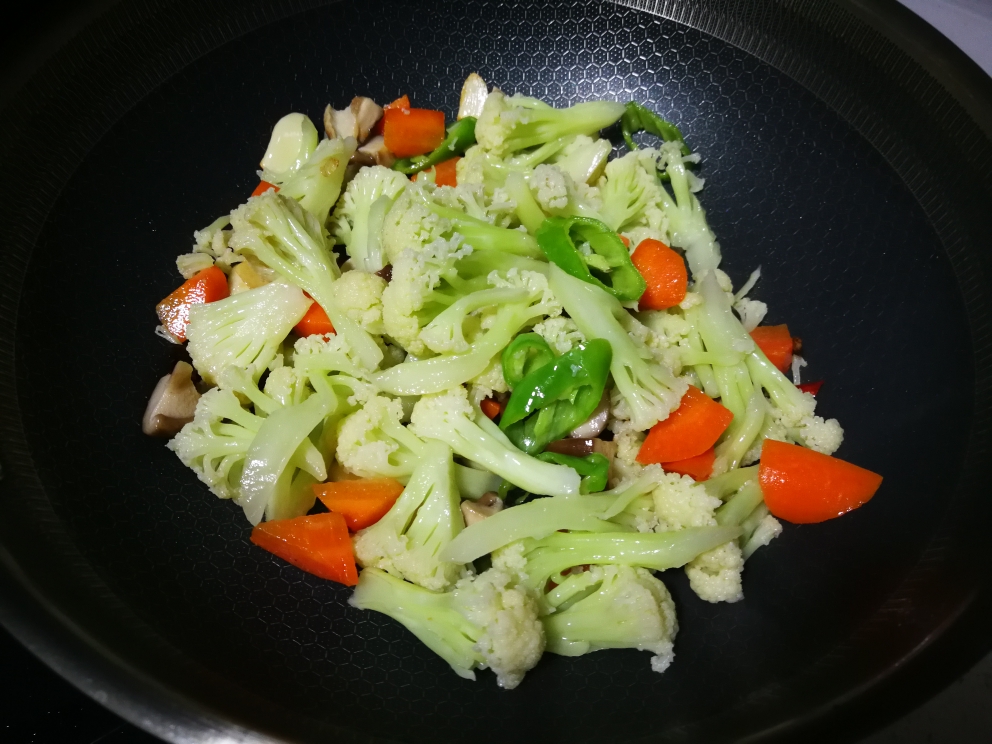 香菇素炒红萝卜花菜的做法 步骤5