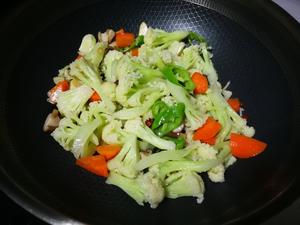 香菇素炒红萝卜花菜的做法 步骤5