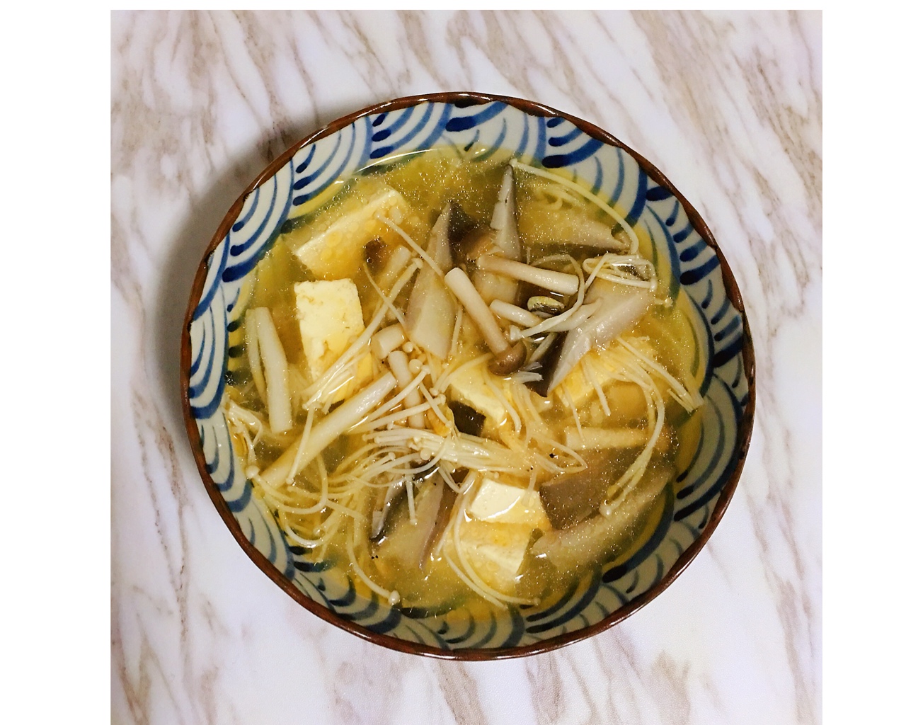 菌菇虾皮豆腐汤的做法