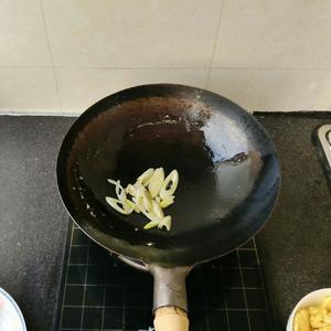 大酱炒鸡蛋（懒人必会）的做法 步骤3