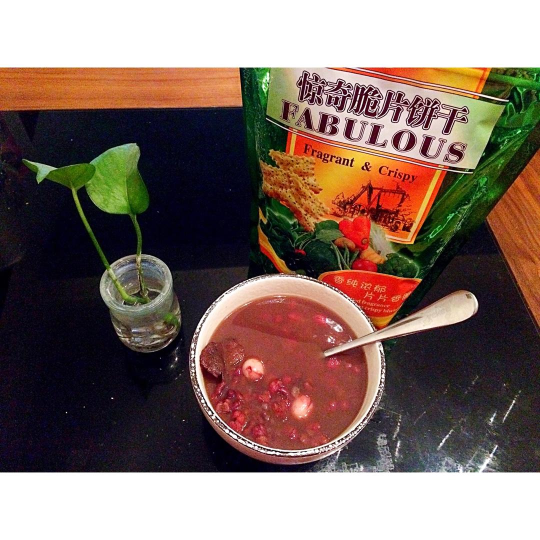 红枣红豆薏仁牛奶粥