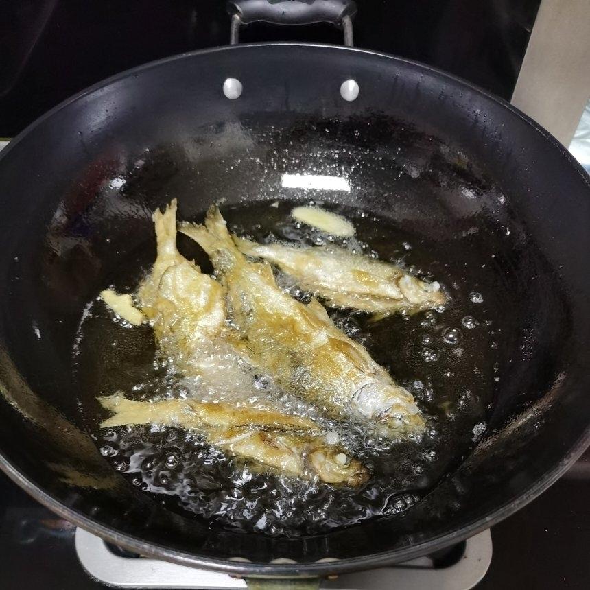 厨师长教你：“干炸小河鱼”的家常做法，金黄酥脆回味无穷