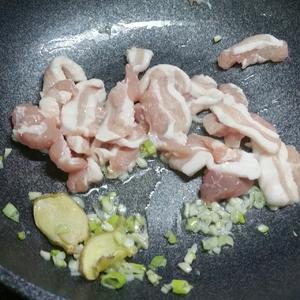 肉炒黄花菜的做法 步骤3