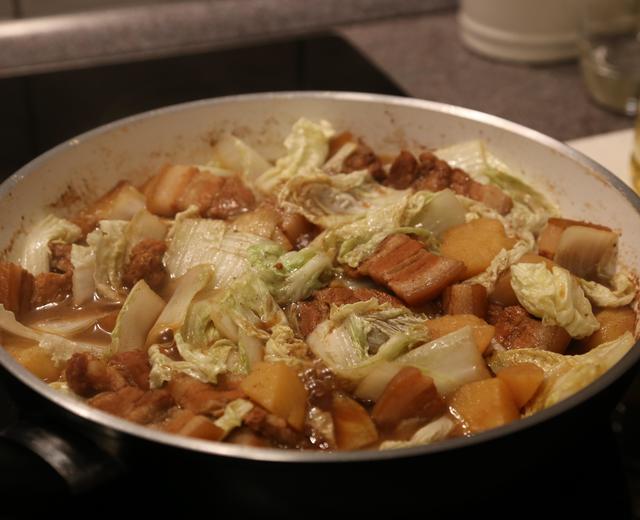 土豆红烧肉炖白菜的做法