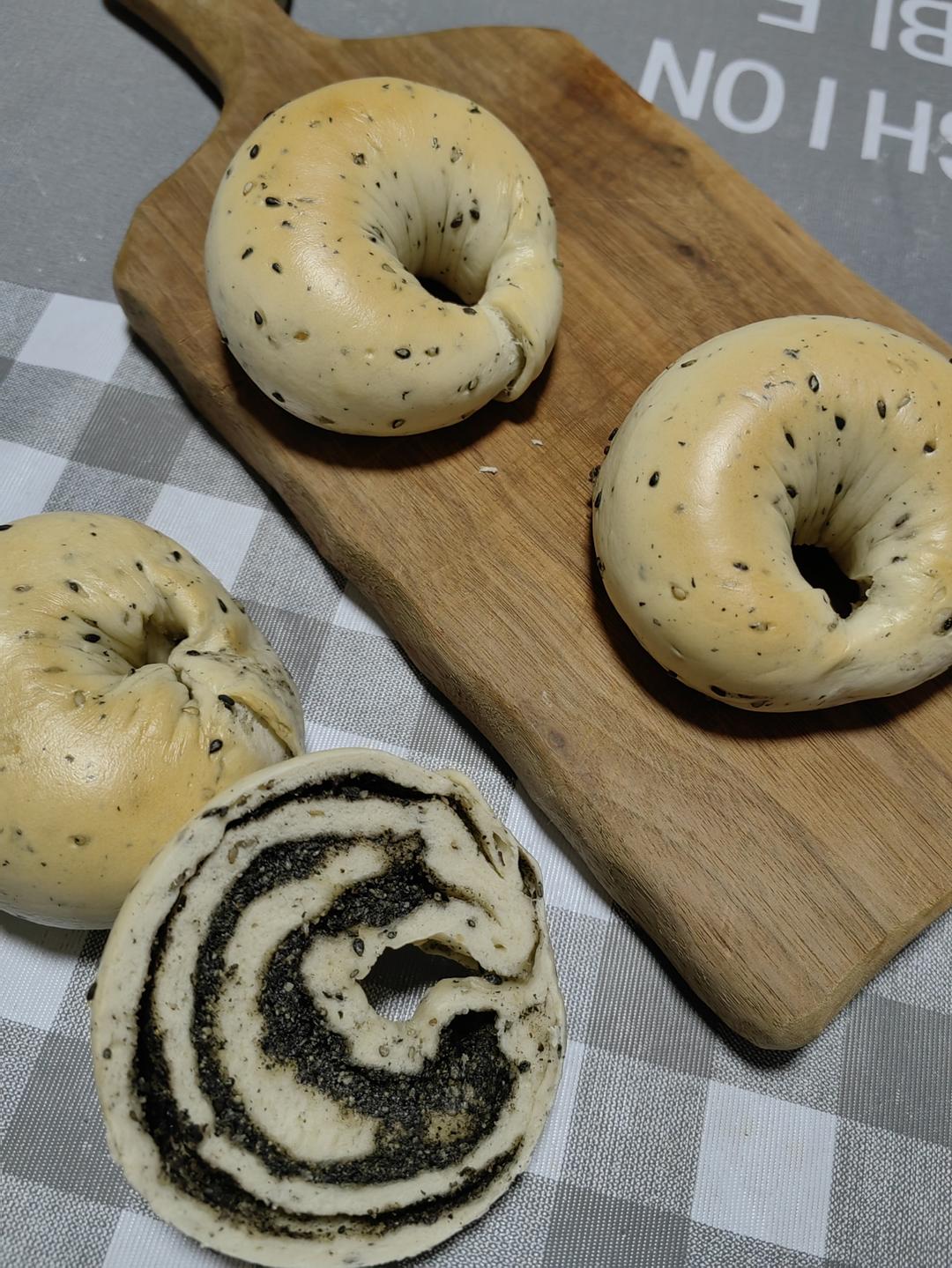 养生黑芝麻贝果🥯层层芝麻馅，一口咬下去巨香！