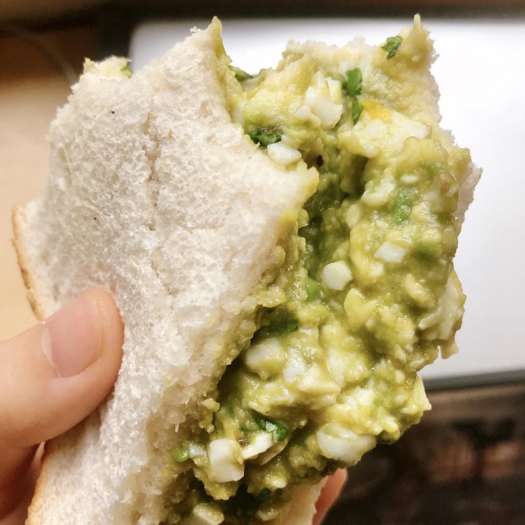 牛油果鸡蛋三明治