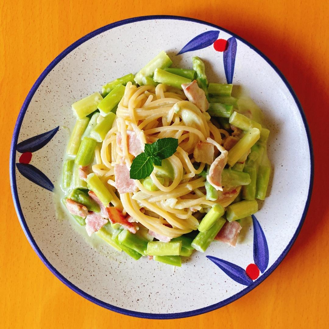 简易牛油果白酱培根意面