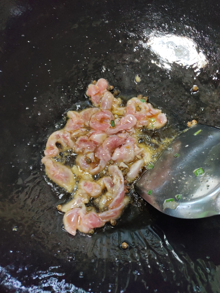 里脊肉炒蒜薹的做法 步骤3