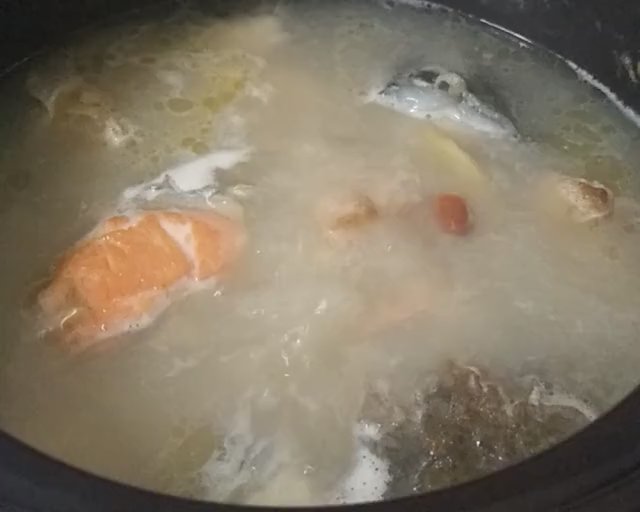 三文鱼板栗汤的做法